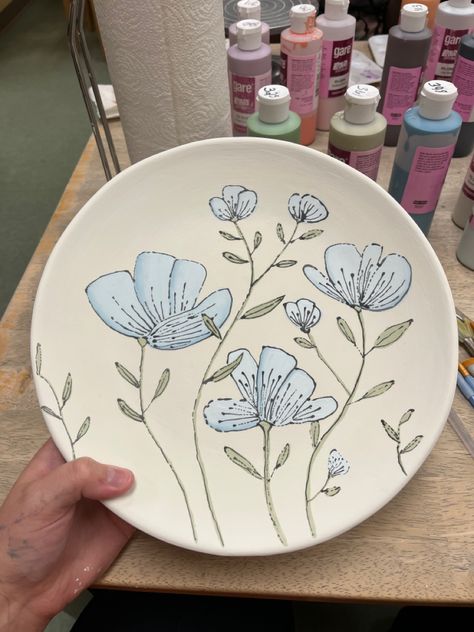 Pottery Painting Blue, Underglaze Painting On Pottery, Painting Blue Flowers, Clay Cafe, Ceramica Ideas, Ceramic Cafe, Diy Pottery Painting, Decoupage Decor, Blue Flower Painting