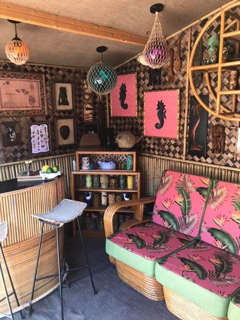 Tiki Bathroom Decor, Tiki Decor Living Rooms, At Home Tiki Bar, Tiki Bar Color Palette, Mid Century Tiki Bar, Vintage Tiki Decor, Tiki Decor Outdoor, Tiki Room Ideas, Hawaiian House Decor