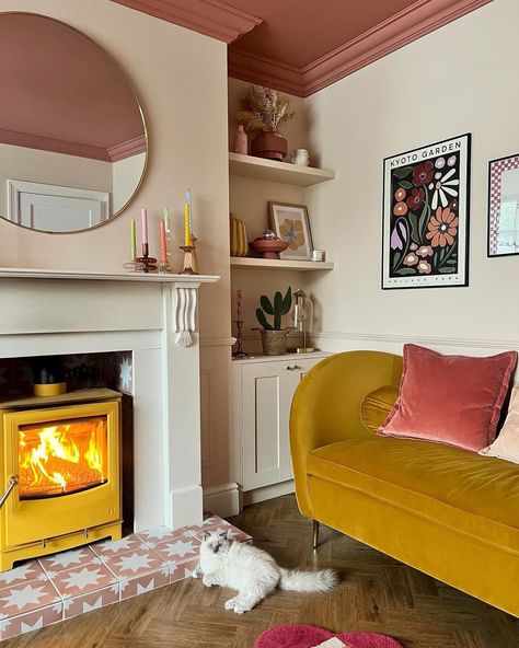 Boho love! This cosy living room (complete with warm cat) has a wonderful use of color with its subtle yellow and boho touches. A really cosy nook that is the perfect room for reading. Are you a fan? Comment below and let us know. Follow us @daretodreamprints to be a part of our community and be decor-inspired every day 🌟 Let’s create spaces that resonate with love 💕 #homeinspiration #homestyles #decorlovers #homemakover #instadecor #interiordecor #housesofinstagram #decorcrushing #homedec... Edwardian Terrace, Hallway Panelling, Happy Kitten, Pastel Home Decor, Cosy Living, Cosy Living Room, Colourful Living Room, Log Burner, Up House