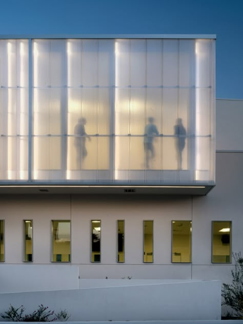 AUX Architecture clads Los Angeles arts centre in polycarbonate panels Polycarbonate Wall Outdoor, Translucent Facade Architecture, Simple Facade Design Architecture, Brick And Polycarbonate Architecture, Minimalist Facade Architecture, Curtain Wall Architecture Facade Design, Double Glass Facade, Corner Window Architecture, Layered Facade Architecture