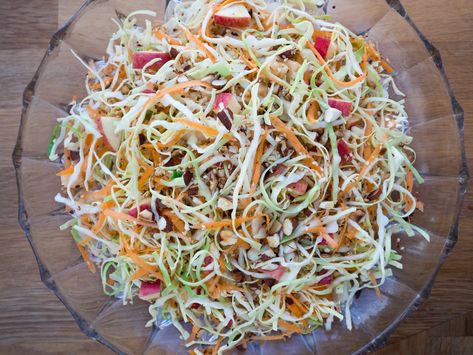 Cabbage Carrot Apple Salad - Nordic Food & Living Carrot And Apple Salad, Carrot Apple Salad, Salads Summer, Salad Meals, Salad With Grilled Chicken, Cabbage Carrot, Nordic Food, Apple Salad Recipes, Unhealthy Habits