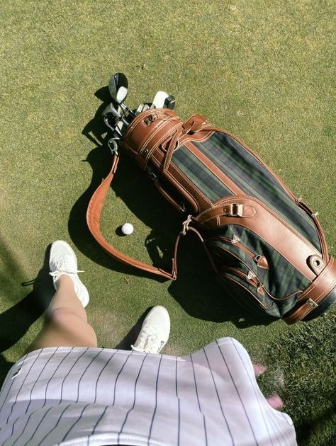 Old Money Aesthetic Golf, 90s Golf Aesthetic, Female Golf Aesthetic, Golf Old Money Aesthetic, Old Money Golf Aesthetic, Vintage Golf Aesthetic, Old Money Golf, Aesthetic Gloves, Vintage Golf Bag