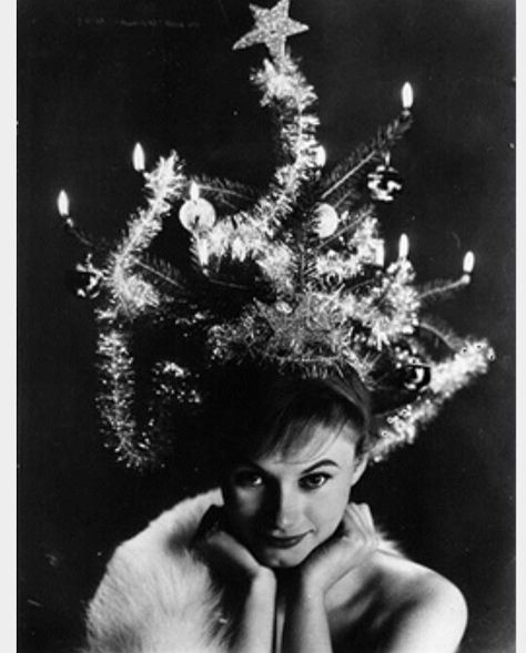 Christmas hair Battery Powered Christmas Lights, Christmas Tree Costume, Christmas Tree Hair, Tree Costume, Christmas Tree Hat, Vintage Christmas Photos, Christmas Shoot, Christmas Hairstyles, Christmas Post