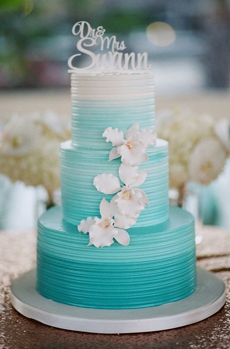 Turquoise Beach Wedding Cake Tropical Wedding Cake, Blue Wedding Cake, Turquoise Beach, Wedding Cake Ombre, Blue And White Wedding, Turquoise Ombre, Tiffany Blue Wedding, Beach Cakes, Aqua Wedding