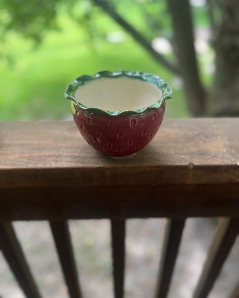 Adorable Strawberry bowl Fruit Pottery, Bowls Pottery, Strawberry Bowl, Berry Baskets, Ceramics Ideas, Pottery Handmade, Pinch Pots, Handmade Ceramic, Handmade Ceramics