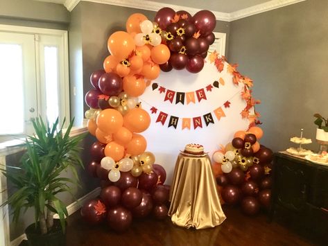 Backdrop For Thanksgiving, Thanksgiving Decorations With Balloons, Thanksgiving Backdrop Ideas, Thanksgiving Backdrop, Thanksgiving Party Decor, Friendsgiving Dinner Party, Friendsgiving Dinner, Balloon Arrangements, Thanksgiving Party