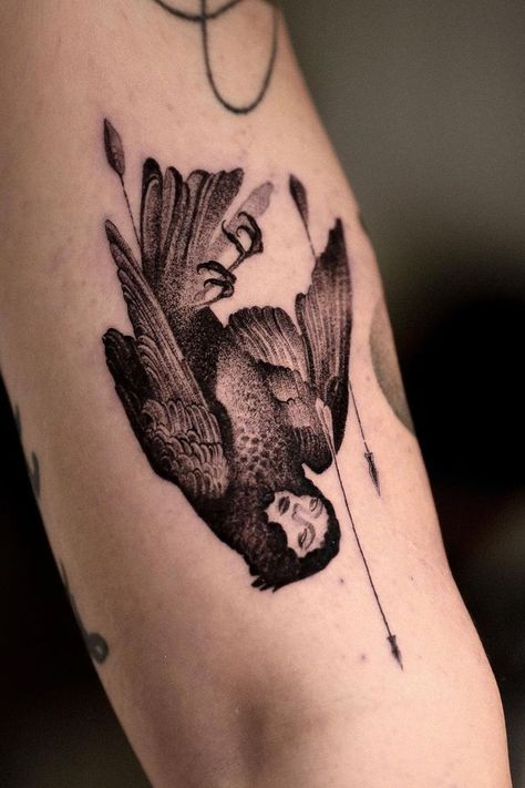 An upper arm shows a beautiful Illustrative tattoo of a bird with the face of a girl. The bird has been shot with three arrows and faces down as if it were falling. Arte Hippy, Surreal Tattoo, Insect Tattoo, Crow Tattoo, Skeleton Tattoos, Horror Tattoo, Bird Tattoo, Tattoo Project, Next Tattoo