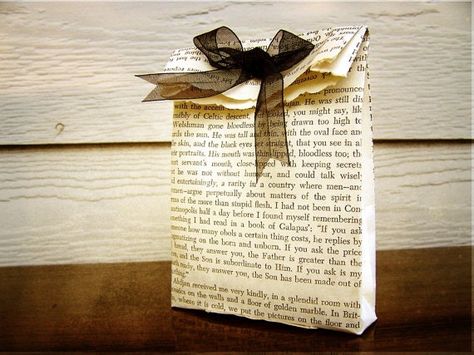 14 Literary Wedding Favors To Give Away On Your Big Day Literary Wedding Theme, Book Themed Wedding, Literary Wedding, Vintage Wedding Favors, Literary Themes, Storybook Wedding, Wedding Favors Cheap, Cadeau Diy, Wedding Favor Bags