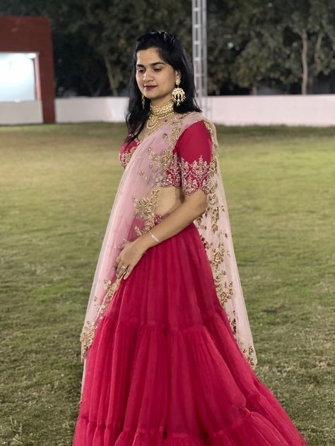 Net Lehanga Designs Latest For Women, Lehanga Croptop Designs, Red Half Saree, Lehenga Color Combinations, Salwar Design, Gown Dress Party Wear, Dress Stitching, Langa Voni, Delhi Girls