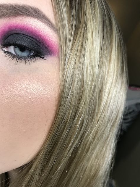 Pink Punk Eye Makeup, Pink And Black Smokey Eye Makeup, Blink 182 Makeup Looks, Pink Rock Makeup, Hot Pink Smokey Eye, Goth Pink Makeup, Bright Pink Eyeshadow Looks, Pink And Black Smokey Eye, Black And Pink Eyeshadow