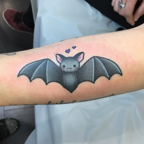 168 Likes, 2 Comments - Jessica V 🦇 (@jessicavtattoos) on Instagram: “Kawaii bat for Eva 💕🦇 So cute! #jessicavtattoos #bat #kawaii #kawaiitattoo #battoo #battattoo…” Bat Tattoo Ideas Simple, Cute Bat Tattoo, Kawaii Tattoo Ideas, Kawaii Tattoos, Kawaii Bat, Bats Tattoo Design, Cartoon Bat, Bat Tattoo, Kawaii Tattoo