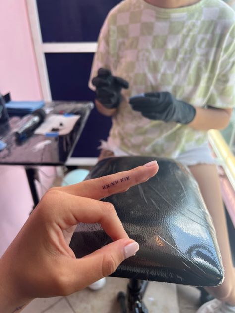 Fun First Tattoo Ideas, Date On Finger Tattoo, Finger Date Tattoo, Date Finger Tattoo, Wedding Date Tattoos, Inside Finger Tattoos, Birthdate Tattoo, Date Tattoo, Date Tattoos