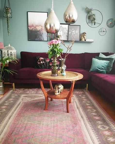 Maroon Sofa Living Room Ideas, Burgundy Couch Living Room, Burgundy Couch, Red Living Room Decor, Burgundy Living Room, Purple Living Room, Teal Living Rooms, Living Room Red, Family Room Decorating