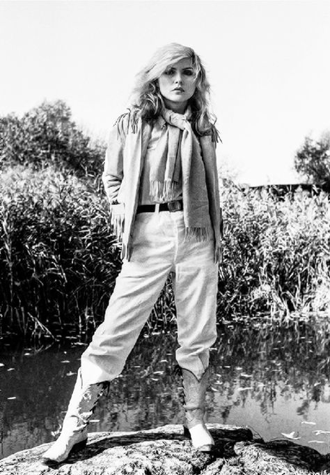 Debbie Harry 1965 Central Park Debbie Harry Style, Chica Punk, Deborah Harry Blondie, Lynn Goldsmith, Deborah Harry, Blondie Debbie Harry, Debbie Harry, Iconic Women, Mode Vintage