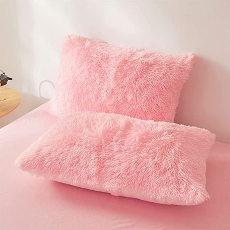 Pink Fluffy Pillows Bedroom, Preppy Room Pillows, Fluffy Pillows Bedroom, Pink Themed Room, Decorative Pillows On Bed, Pink Dorm Room Decor, Pink Dorm Rooms, Fuzzy Pillows, Pink Pillow Cases