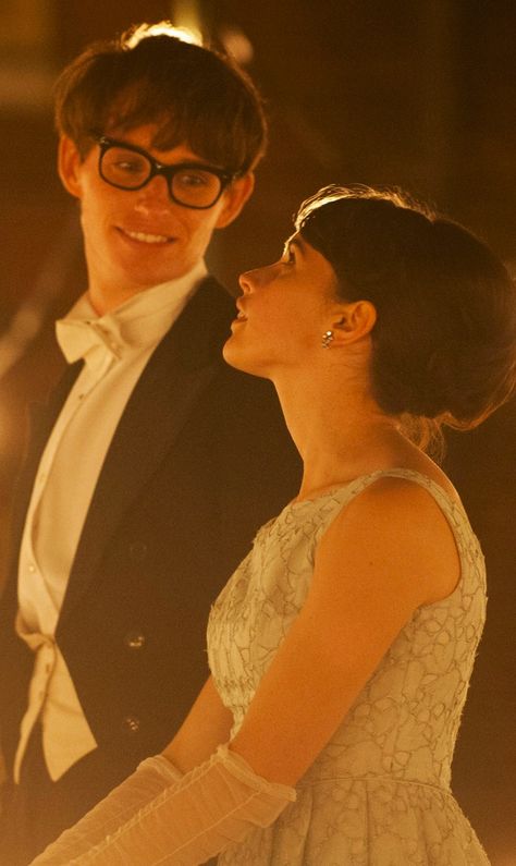 Eddie Redmayne and Felicity Jones as the Hawkings in The Theory of Everything. Costume Designer: Steven Noble Theory Of Everything Aesthetic, The Theory Of Everything Aesthetic, Glenn Powell And Daisy Edgar Jones, Across The Universe Film, Steven Hawking, Eddie Redmayne The Theory Of Everything, Lgbtq Films, Theory Of Everything, Steven Noble