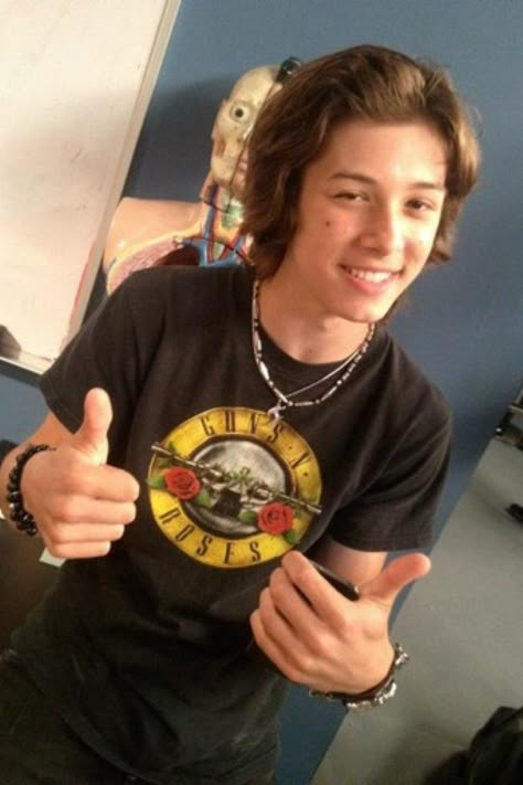 Leo Howard too cute can't deal just died. Leo Howard Kickin It, Kickin It Cast, Jack Brewer, Jack Howard, Leo Howard, Kickin It, Old Disney, Celeb Crushes, Hot Actors