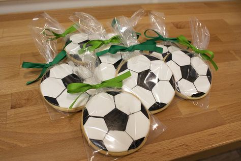 Soccer Cookies, Soccer Theme Parties, Team Snacks, Soccer Cake, Soccer Birthday Parties, Soccer Theme, Football Birthday Party, Football Cake, Soccer Birthday