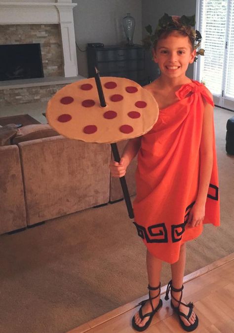 Little Ceasars Costume, Wreath Pizza, Pizza Cardboard, Food Cosplay, Pizza Costume, Food Halloween Costumes, Helloween Wallpaper, Something Creative, Food Costumes