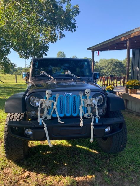 Jeep Spare Tire Halloween Decorations, Halloween Jeep Decor, Fall Jeep Decorations, Jeep Skeleton Ideas, Jeeps Decorated For Halloween, Halloween Jeep Ideas, Decorate Jeep For Halloween, Jeep Skeleton, Jeep Halloween Decorations