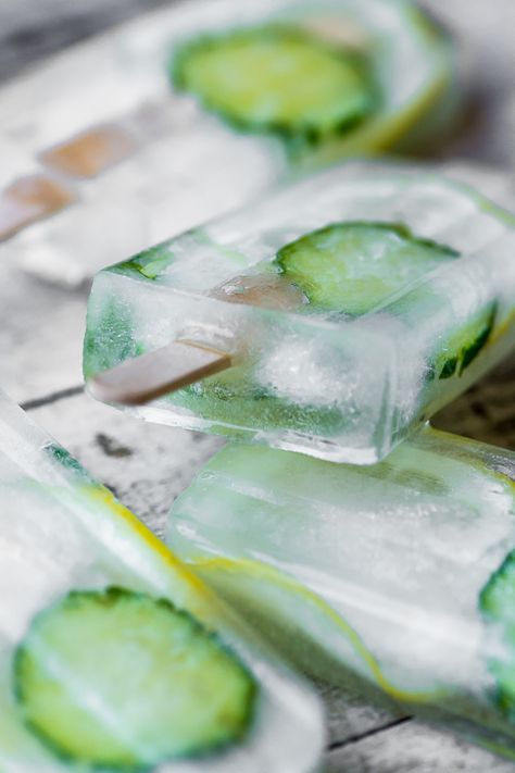 Cucumber Lemon Spa Popsicles ~ the healthy way to hydrate! Lemon In Water, Cucumber Detox Water, Spa Food, The View From Great Island, Water Detox, Lemon Cucumber, Lemon Diet, Lemon Water Benefits, Drinking Lemon Water