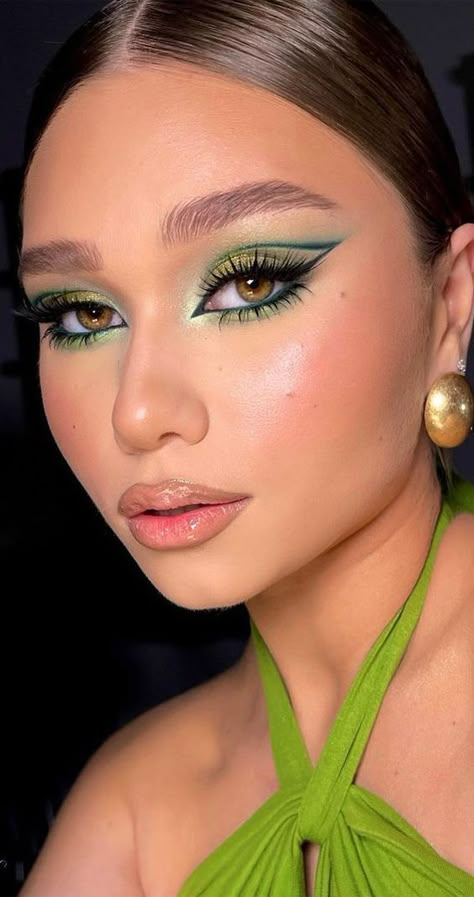 Creative Eye Makeup Colorful, Makeup Colorful Creative, Creative Looks Makeup, Color Makeup For Brown Eyes, Eyeshadow Looks 2024, Makeup With Brown Eyes, Trend Makeup 2024, Makeup Ideas Colorful Creative, Colorful Eye Makeup For Brown Eyes