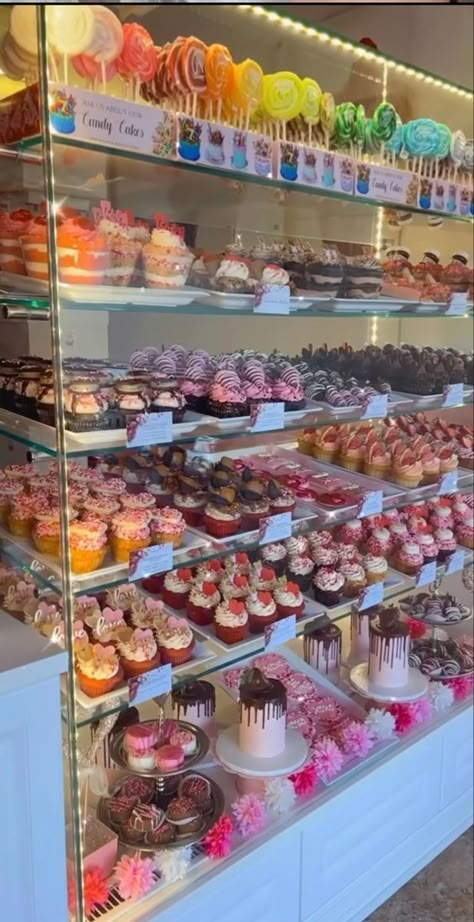 Cake Shop Interior Vintage, Cupcake Bakery Design, Cute Bakery Aesthetic Interior, Cupcake Shop Aesthetic, Bake Shop Interior, Bakery Ideas Interior, Bakery Interior Design Ideas, Bakery Display Counter, Cupcake Shop Interior