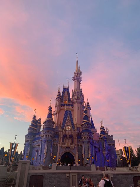 Cinderella’s castle sunset in the summer Disney Sunset, Disney Castle Aesthetic Wallpaper, Aesthetic Disney Castle Wallpaper, Disneyland Castle Aesthetic, Tangled Aesthetic, Disney Core, Disneyland Landscape, Disney Marathon, Disney College