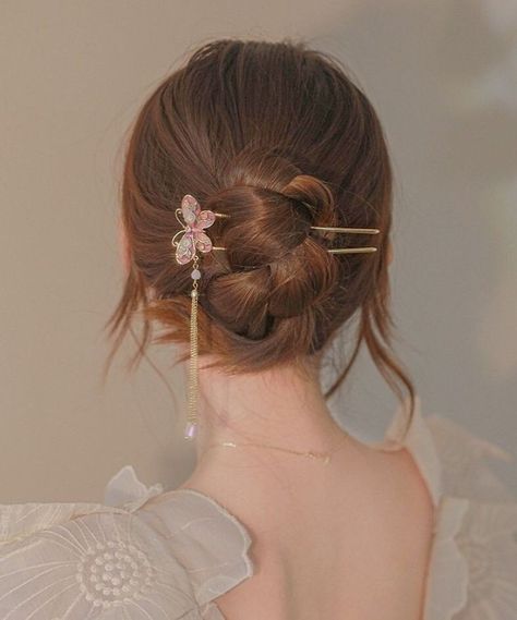 Hair Pin Accessory, Hair Accessories Style, Pretty Hair Pins, Hair Stick Aesthetic, Hair Stick Hairstyles, Cute Hair Pins, Asian Hair Pin, Vintage Hair Pins, Butterfly Hair Pin