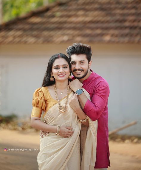 അറിയാതെ ❤️🙈 Photography @jibeeshsagar_photography Jwellery @vaidehi_jewels Costume @ashcreationz MUA @eva.makeoverstudio Per Wedding Photoshoot, Indian Couple Photos, Pose Reference Photo Couple, Indian Couple Photoshoot, Couple Poses Photography, Marriage Photoshoot, Pre Wedding Photoshoot Props, Couples Pics, Teenage Couples