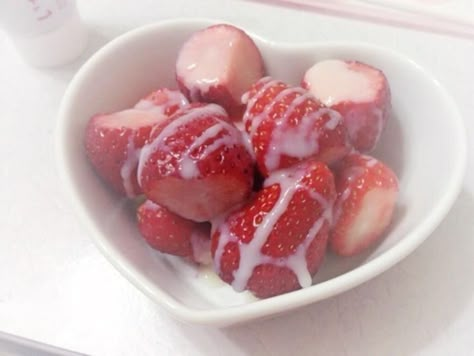 Cute Desserts, Pretty Food, Cute Food, Aesthetic Food, Mochi, Strawberries, Sweet Tooth, Sweet Treats, We Heart It