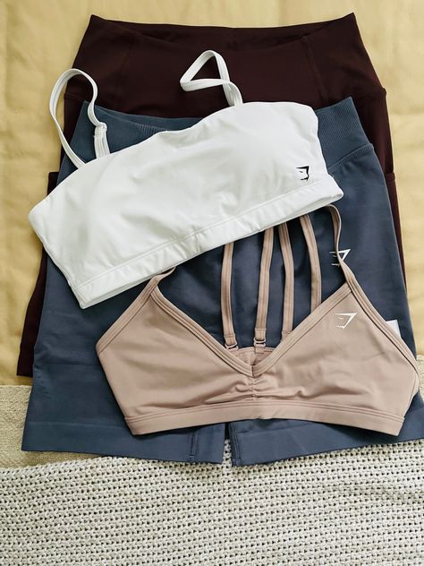 Spring Gymshark Haul - Biker Shorts and Sports Bras. I think have neutral sports bras is so important as they can be mixed and matched for any Gym/ Athleisure outfit. Cute Comfy Bras, Gymshark Shorts Outfit, Gymshark Fits, Gym Clothing Brands, Gymshark Set, Gymshark Outfit, Ootd Gym, Gym Athleisure, Yoga Pilates Workout