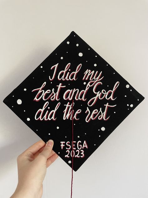 I Did My Best And God Did The Rest Cap, Simple Cap Designs For Graduation, Simple Cap Decoration Graduation, Simple Grad Cap, Grad Hat Ideas, Graduation Hat Decorations, Simple Grad Cap Ideas, Graduation Hat Ideas, Graduation Hats Decorated