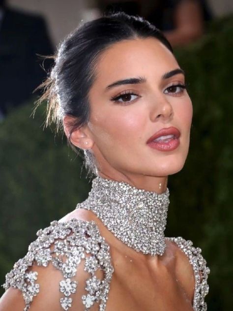 Kendall Jenner Met Gala, Kylie Jenner Blonde, Kendall Jenner Dress, Decade Party, Elegant Vibes, Kendall Jenner Face, Kendal Jenner, Jenner Makeup, Kendall Style