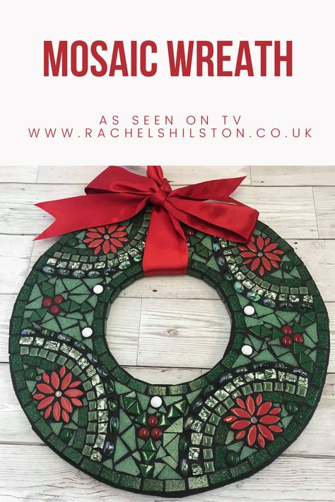 Mosaic Christmas Wreath, Kirsties Handmade Christmas, Christmas Tv Shows, Christmas Mosaics, Mosaic Tile Art, Mosaic Artwork, Beaded Christmas Ornaments, Xmas Wreaths, Mosaic Projects