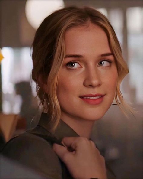 Guinevere Beck, Elizabeth Lail, Beck, Woman Face, On Earth, Celebrity Crush, Pretty Woman, New Hair, Hair Inspo