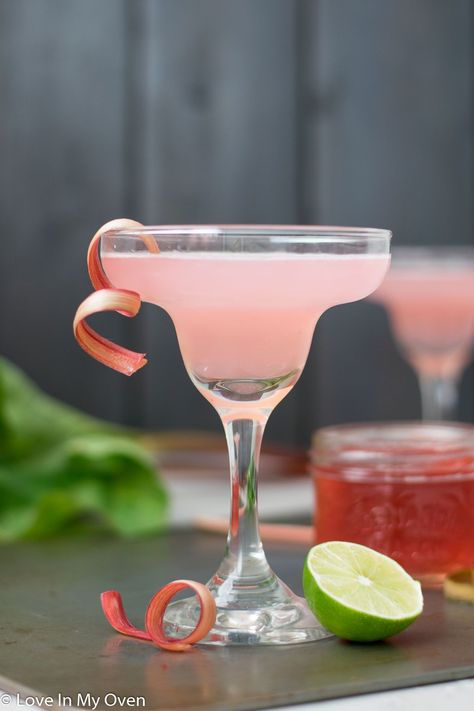 This 3 ingredient rhubarb gimlet is a perfectly simple cocktail that is both refreshing and pretty! Delight your guests with this easy summer drink. // rhubarb gin cocktail // rhubarb martini Rhubarb Gimlet, Rhubarb Martini, Rhubarb Gin Cocktail, Rhubarb Cocktail, Peppermint Vodka, Rhubarb Gin, Simple Cocktail, Lemon Vodka, Sour Fruit