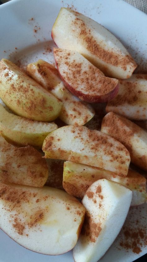 Apple With Cinnamon Aesthetic, Cinnamon Girl Aesthetic, Cinnamon Aesthetic, Apple With Cinnamon, Apples With Cinnamon, Apple Snacks, Sweet Cafe, Foodie Pics, Cinnamon Girl