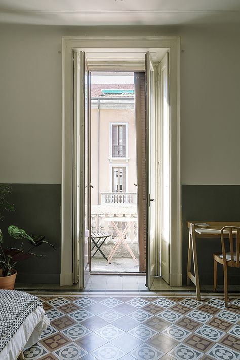 Milano Apartment Interior, Milan Apartment Interiors, Italian Apartment Decor, Italian Apartment Interior, Italian Townhouse, Milano Apartment, Italian Apartment, Rome Apartment, Italy Apartment