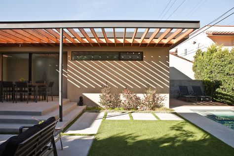 Pergola/awning Trellis Porch, Mid Century Garage, Pergola Awning, Garage Pergola, Building An Addition, Metal Trellis, Modern Garage, Modern Exterior, Mid Century House