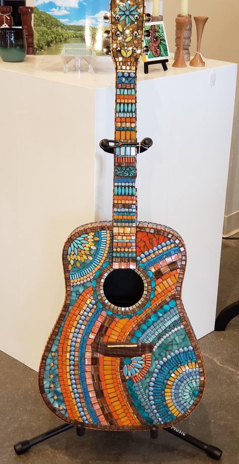 Mosaic Guitar Ideas, Bedazzled Guitar, Decorated Ukulele, Decorated Guitar, Guitar Mosaic, Guitar Art Diy, Guitar Art Project, Painted Instruments, Mosaic Guitar