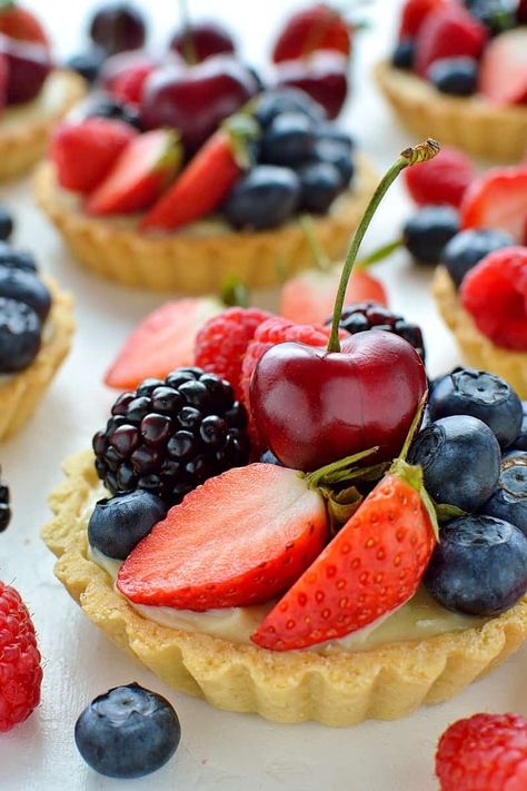 Coconut and berry fruit tarts - crisp coconut pastry with coconut pastry cream and fresh berries. Frutta Aesthetic, Coconut Pastry Cream, Coconut Pastry, Mini Fruit Pies, Fresh Fruit Tart, Food Plating Techniques, Fruit Tarts, Tart Dessert, Berry Fruit