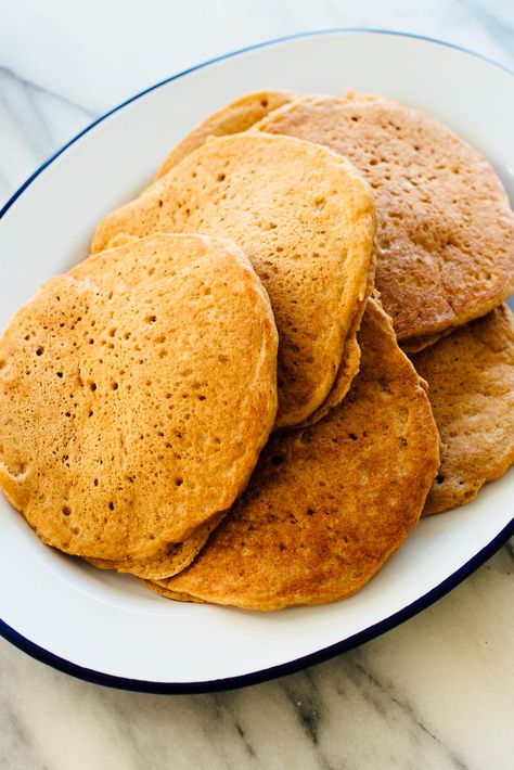 The best whole wheat pancakes recipe! These #pancakes are absolutely delicious and are made with 100% whole grains. Wheat Pancake Recipe, Pancakes For Dinner, How To Cook Pancakes, Freeze Pancakes, Wheat Pancakes, Whole Wheat Pancakes, Homemade Buttermilk, Wheat Berries, Gluten Free Oats