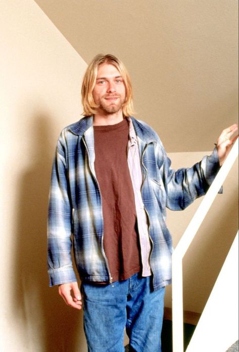 Kurt Cobain Outfit, Kurt Cobain Style, Curco Vein, Indie Outfits Grunge, Kurt Cobain Photos, Donald Cobain, New Halloween Costumes, 90s Fashion Men, Hip Hop Party