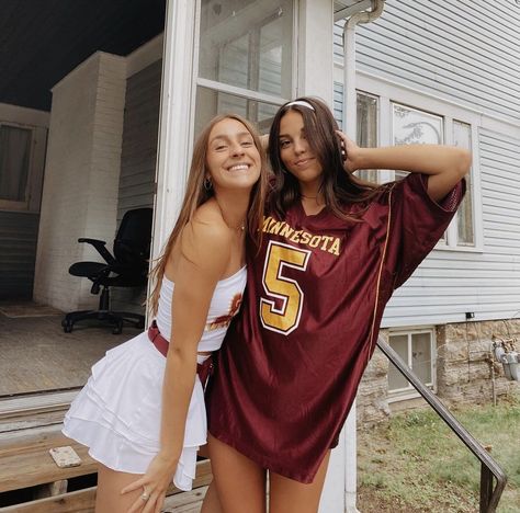 Minnesota Game Day Outfit, Maroon And Gold Game Day Outfit, University Of Minnesota Game Day Outfits, Umn Gameday, Gopher Aesthetic, Big 10 Gameday Outfits, University Of Minnesota Aesthetic, Frat Party Outfit, College Football Gameday