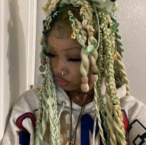 Slayed edges, beaded braids, braids Cute Dyed Hair, Jade Braids, Cute Box Braids, Dyed Hair Inspiration, Cute Box Braids Hairstyles, Protective Hairstyles Braids, Hairstyles Braids, Hair Reference, Magical World