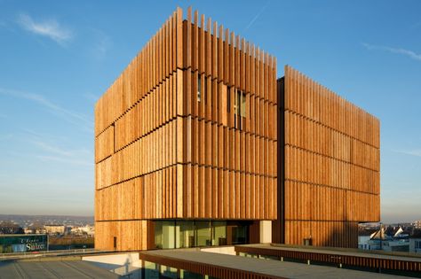 mantois technology centre - yvelines - badia berger - 2014 - photo takuji shimmura Aluminum Wall Panel, Contemporary Facade, Wood Facade, Wooden Facade, Timber Slats, Glass Curtain Wall, Tall Buildings, Wood Architecture, Industrial Architecture