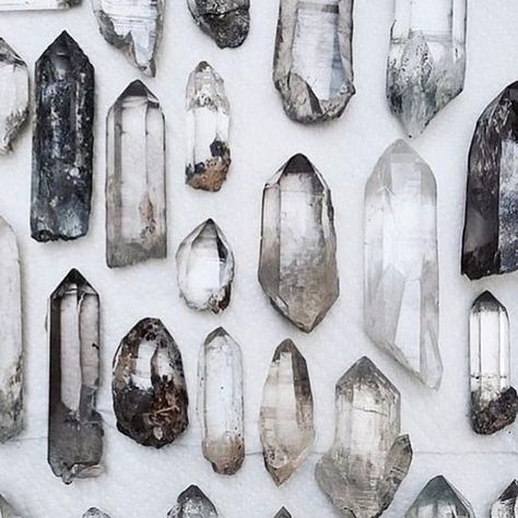 Yennefer Of Vengerberg, Gray Aesthetic, Crystal Magic, Witch Aesthetic, Dreamcatchers, Crystal Gems, Crystals Minerals, Rocks And Minerals, Percy Jackson