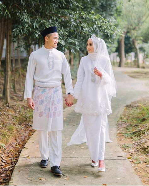 Love this dress simple ❤️ - - Beautiful Bride @lilfaraaaah 😍- - Beautiful Dress  @nisamustafaatelier 💃 - - -  Makeup artis by @liezamakeup… Baju Akad Nikah Muslim Simple, Malaysian Wedding Dress Muslim, Melayu Wedding Dress, Malaysian Bride, Malaysian Wedding Dress, Adat Melayu, Melayu Wedding, Malay Wedding Dress, Malaysian Wedding