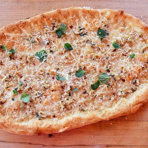 White Clam Pizza By Ree Drummond Clam Pizza, Food Network Recipes Pioneer Woman, Ree Drummond Recipes, Artisan Pizza, Pizza Burgers, Pioneer Woman Recipes, Lasagna Soup, Ree Drummond, Fresh Oregano